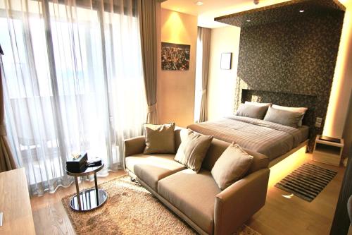 un soggiorno con divano e letto di Luxurious & Romantic in the Heart of BKK#H MRT/BTS! a Bangkok