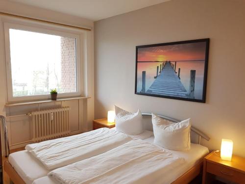 Llit o llits en una habitació de Stadtdomizil am Binnensee, Haus Bellevue