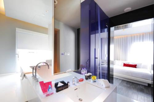 A bathroom at Mode Sathorn Hotel - SHA Extra Plus