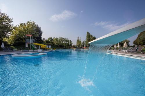 a fountain in a swimming pool in a park at Parc Hotel in Peschiera del Garda