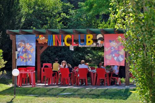 a group of people sitting at a table under a tent at Parc Hotel in Peschiera del Garda