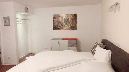 - une chambre avec un lit et une peinture murale dans l'établissement Hotel-Restaurant Haus Nattkemper, à Hamm