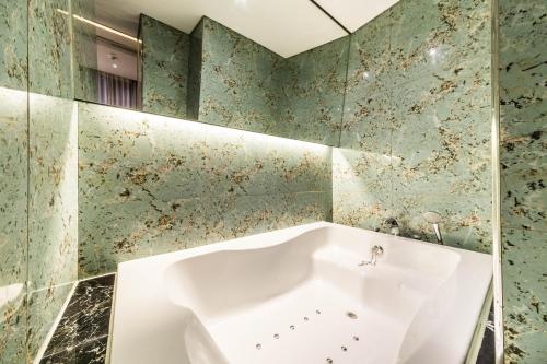 Koupelna v ubytování Guwol Hotel