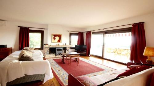een woonkamer met een bank en een tafel bij Global Immo 8005 Casa Muga in Pau