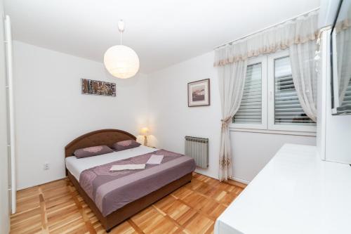 um quarto com uma cama e uma janela em Mario Apartment em Budva