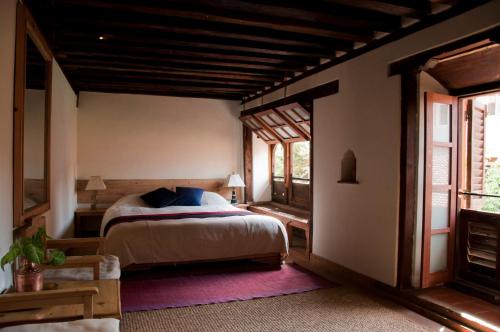 um quarto com uma cama e uma janela em The Inn Patan em Pātan