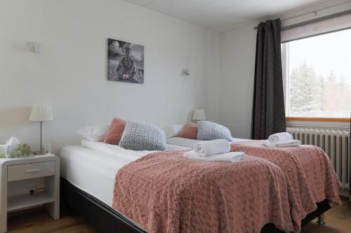 En eller flere senge i et værelse på The apartment - Öbbuhús