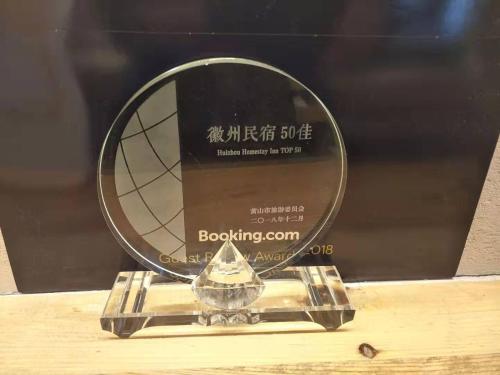 a round mirror sitting on top of a table at Yunshan Villa in Huangshan Scenic Area