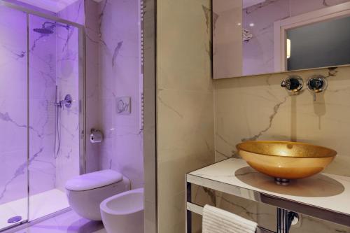 a bathroom with a bowl sink and a shower at San Lio Tourist House in Venice