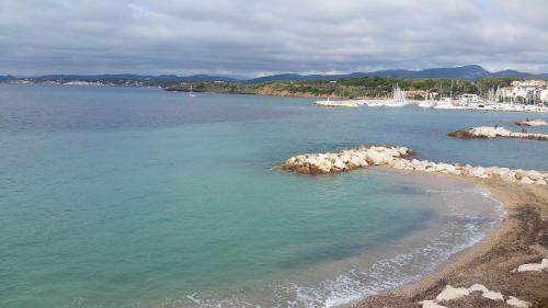 Photo de la galerie de l'établissement Bel Appartement vue mer, à Six-Fours-les-Plages