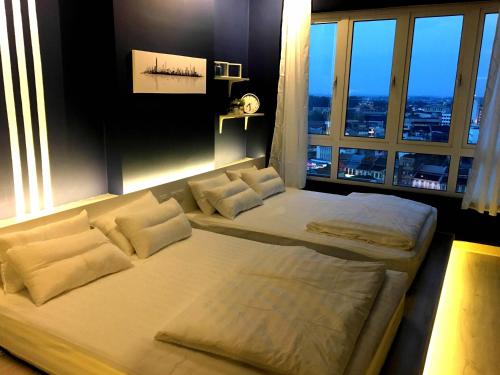 1 dormitorio con 2 camas frente a una ventana en Excellent Location Premium Studio at Palo 101 Ipoh, en Ipoh