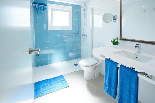a bathroom with a toilet and a shower and a sink at Suite Hotel Montana Club in Puerto del Carmen
