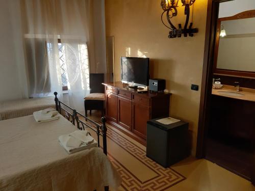 TV a/nebo společenská místnost v ubytování Residenza L'Antico Borgo Hotel