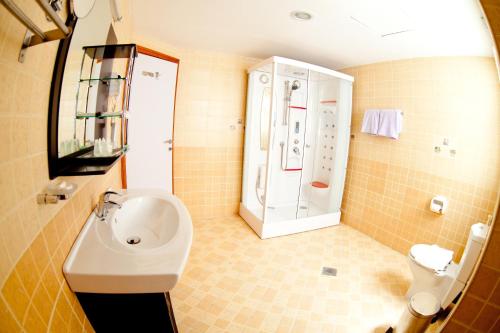 Koupelna v ubytování Arbella Boutique Hotel
