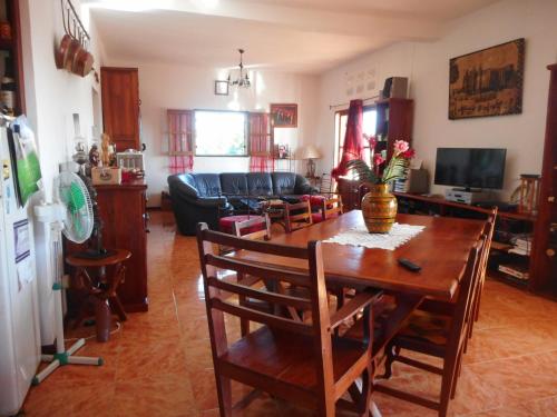 una sala de estar con una mesa y un sofá en Villa-Malaza, en Antalaha