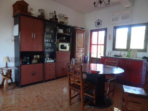 Una cocina con una mesa y un comedor. en Villa-Malaza, en Antalaha
