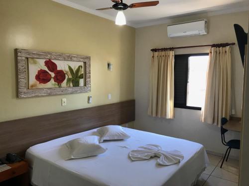 Un pat sau paturi într-o cameră la Hotel Boa Vista