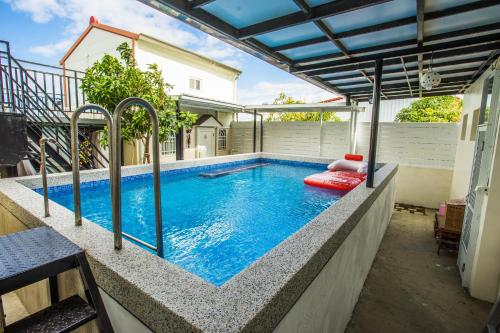 una piscina en medio de una casa en Sinmanizu Homestay, en Hengchun