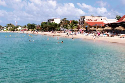 grupa ludzi pływających w wodzie na plaży w obiekcie CoCoKreyol "Antigua" w mieście Les Trois-Îlets