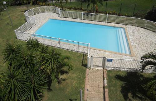 an overhead view of a large swimming pool at CoCoKreyol "Antigua" in Les Trois-Îlets
