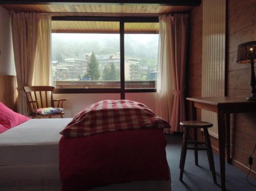 Un pat sau paturi într-o cameră la Hôtel Boule de Neige