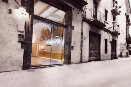 an entrance to a store with a store window at Welcomer Apartments Valencia in Valencia