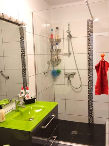 a bathroom with a green sink and a shower at El Descansito con Wifi gratis in Playa Honda