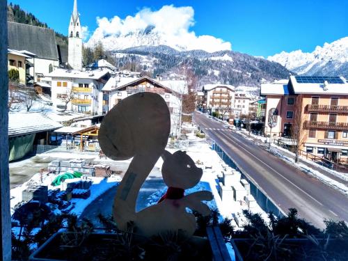 a statue of a swan sitting on top of a city at Casa Caterina in Fiera di Primiero