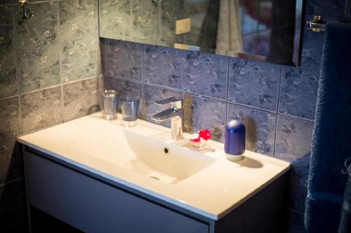 a bathroom with a white sink and a mirror at Hotel Taura'a in Hanga Roa