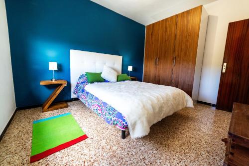 een slaapkamer met een groot bed en een blauwe muur bij CASA LUJAN in Tijarafe