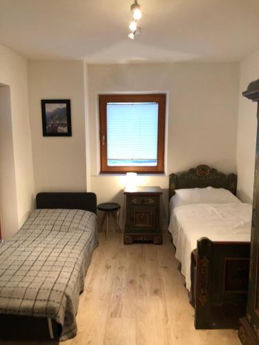 1 dormitorio con 2 camas y ventana en Assingerhof, en Sankt Stefan an der Gail