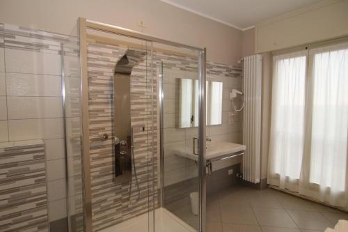 łazienka z prysznicem i umywalką w obiekcie hotel ristorante vittoria w mieście Santhià