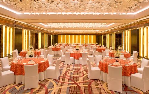 Restaurace v ubytování Radisson Blu Plaza Delhi Airport