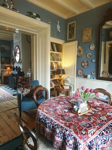 a dining room with a table with a table sidx sidx sidx at Deventer Heritage en Boutique B&B, museumhuis "De Worp", het huis met de theekoepel, logeren in authentiek historisch erfgoed in Deventer