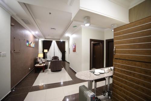 Ruang duduk di Wahaj Hotel Apartments 2