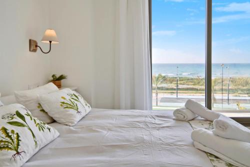 Postel nebo postele na pokoji v ubytování Panorama Beach - Sky View