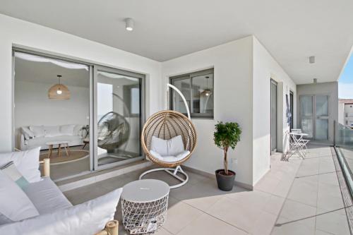salon z kanapą i krzesłem na balkonie w obiekcie Panorama Beach - Sky View w mieście Torrox Costa