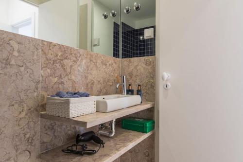Een badkamer bij LovelyStay - Lusitano's Heart 2BDR Apartment in Alfama