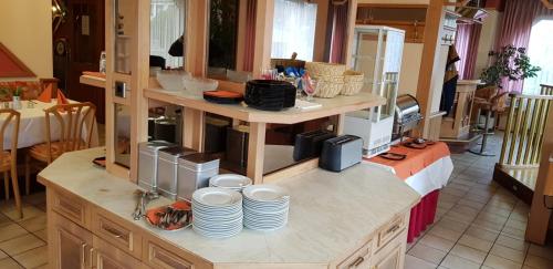 een keuken met een aanrecht met borden erop bij MyRooms - Margaretenhof in Erzhausen