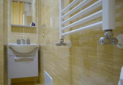 een badkamer met een toilet en een wastafel. bij Bellatrix in Portici