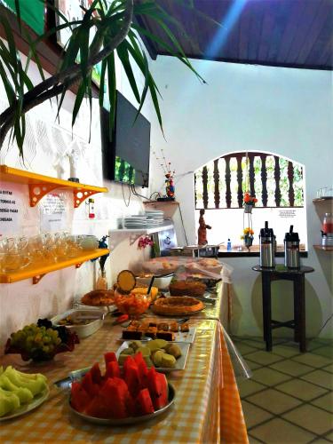 un buffet con frutta e verdura su un tavolo di Pousada Vila do Sossego a Morro de São Paulo