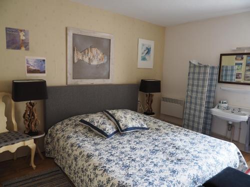 - une chambre avec un lit et un livre dans l'établissement Chateau Saint Claude an der Saone, à Mantoche