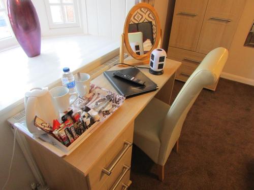 Příslušenství pro přípravu čaje a kávy v ubytování The Southgate B&B