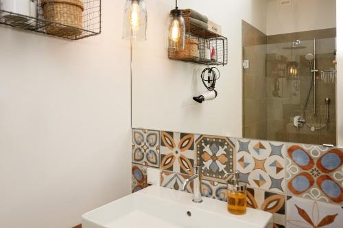 a bathroom with a sink and a shower at Logis 11 Apartments in Rust