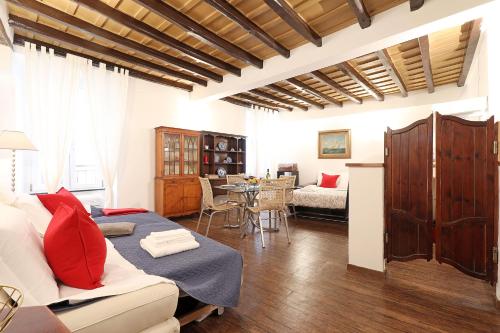 een woonkamer met een bed en een eetkamer bij SUITE APARTMENT TERMINI COLOSSEUM in Rome