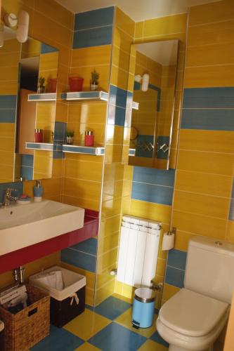 a bathroom with a sink and a toilet at enZamorarte in Zamora