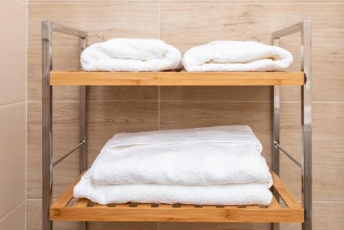 Bunk bed o mga bunk bed sa kuwarto sa Defne Apartman