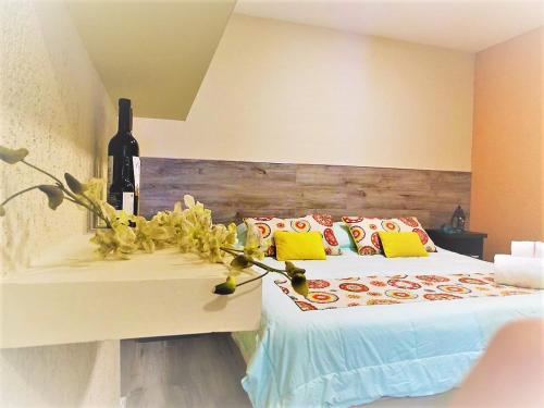 a bedroom with a bed and a bottle of wine at Giova Apart Salta in Salta