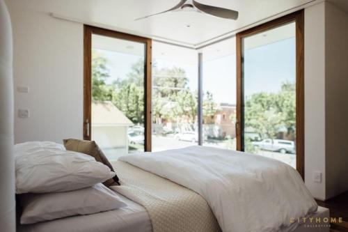 เตียงในห้องที่ Designer Style Luxury MODERN 5 Star Salt Lake City