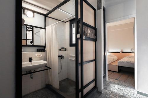 Un baño de Living modern in the centre of history